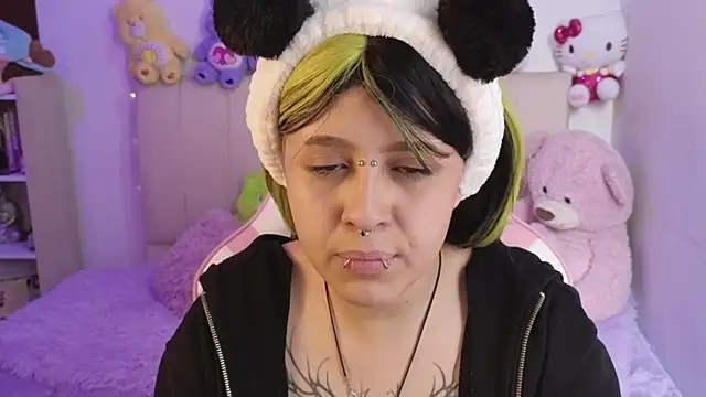 Snapshot of NekoWaifu chatting on May 22, 2:44 pm NekoWaifu online show from May 22, 2:44 pm