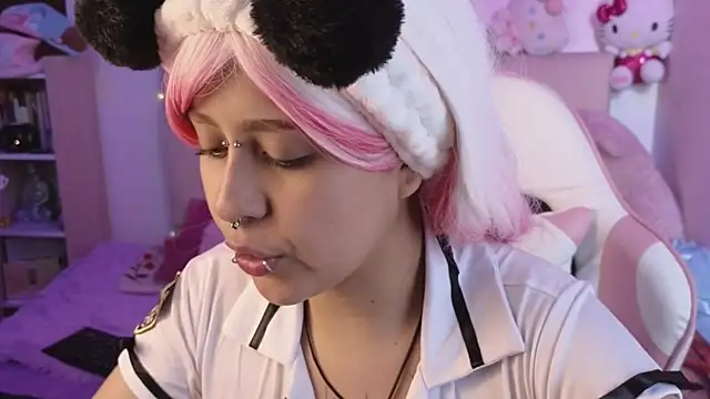 Snapshot of NekoWaifu chatting on May 25, 3:07 pm NekoWaifu online show from May 25, 3:07 pm