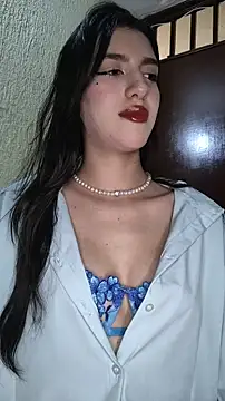 Snapshot of Emily-hottson chatting on December 23, 5:05 am Emily-hottson online show from December 23, 5:05 am