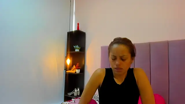 HoollyHendrix online show from November 28, 8:33 pm