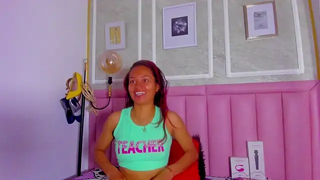 HoollyHendrix online show from February 18, 9:00 pm