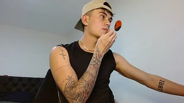 Snapshot of jaico_santos chatting on February 15, 11:23 pm jaico santos online show from February 15, 11:23 pm