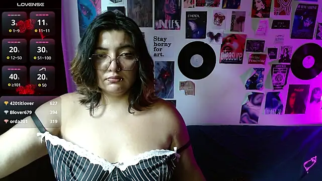 Snapshot of Roxy_f_w chatting on April 18, 7:07 pm Roxy f w online show from April 18, 7:07 pm