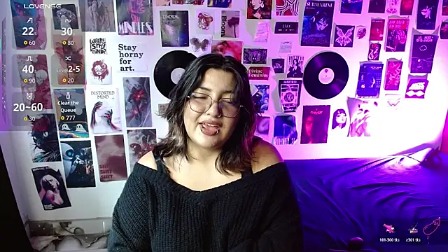 Snapshot of Roxy_f_w chatting on April 21, 4:34 pm Roxy f w online show from April 21, 4:34 pm