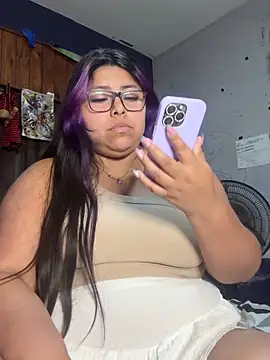 Snapshot of Lunarebelde chatting on December 3, 3:03 am Lunarebelde online show from December 3, 3:03 am