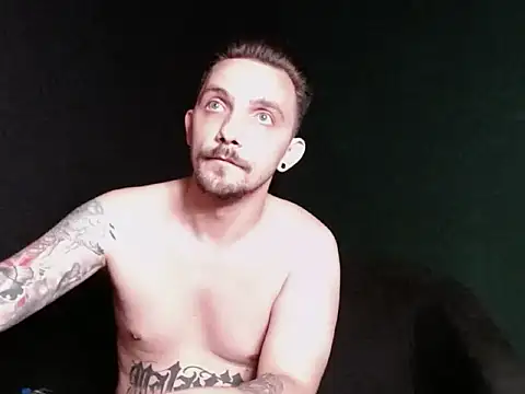 Snapshot of guesswhatbitch chatting on September 17, 9:27 pm guesswhatbitch online show from September 17, 9:27 pm