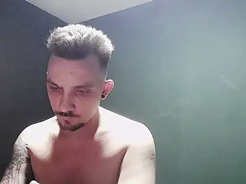 Snapshot of guesswhatbitch chatting on October 4, 11:47 pm guesswhatbitch online show from October 4, 11:47 pm