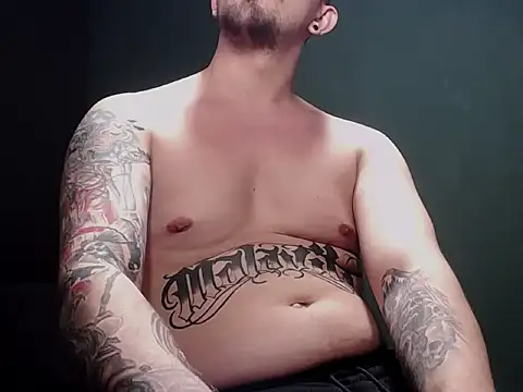 Snapshot of guesswhatbitch chatting on October 28, 4:31 pm guesswhatbitch online show from October 28, 4:31 pm