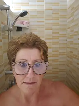 Snapshot of LadyLuxe_xx chatting on October 5, 11:19 am LadyLuxe xx online show from October 5, 11:19 am