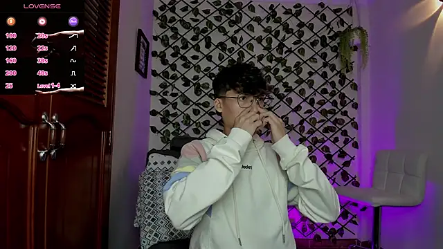 Snapshot of bellmontneon chatting on December 16, 11:15 am bellmontneon online show from December 16, 11:15 am