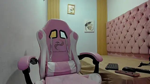 Naomis 35 online show from November 1, 7:05 pm