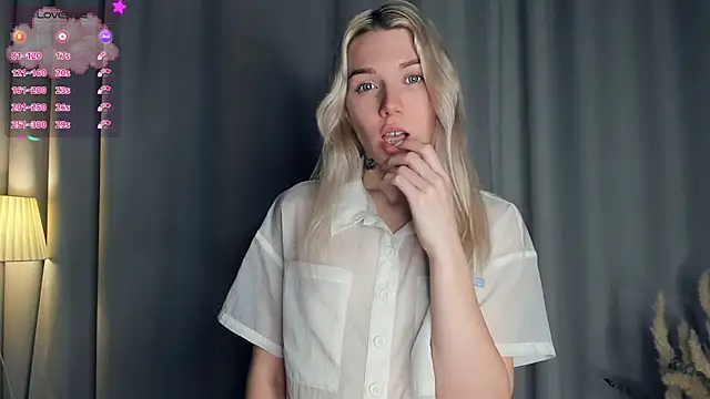 Snapshot of DianeHonnette chatting on October 31, 7:48 pm DianeHonnette online show from October 31, 7:48 pm