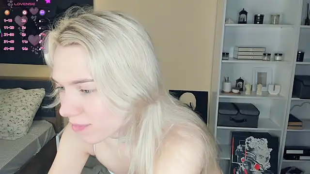 Snapshot of DianeHonnette chatting on December 5, 7:32 pm DianeHonnette online show from December 5, 7:32 pm