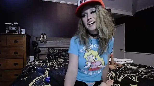 MoonlightMaybell online show from October 1, 6:30 am