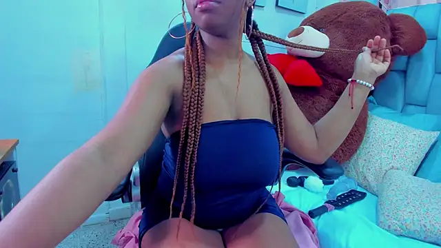 hazellanee online show from November 12, 5:19 am