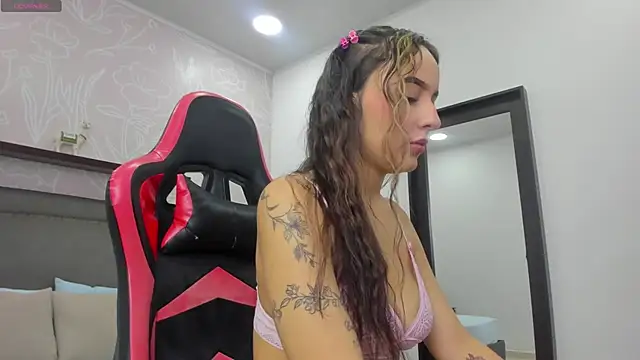 Snapshot of charlotte_rousee chatting on September 27, 12:32 pm charlotte rousee online show from September 27, 12:32 pm