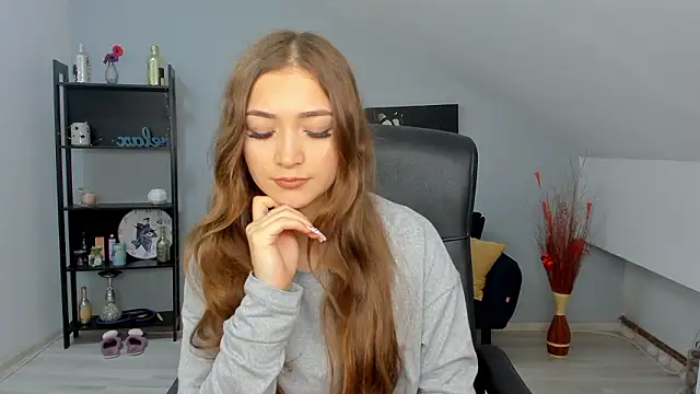 EllaClarke online show from March 31, 10:15 am