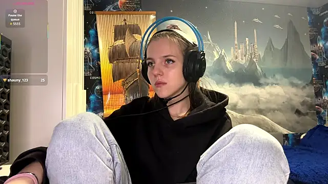 Elira Breeze online show from December 18, 3:51 pm