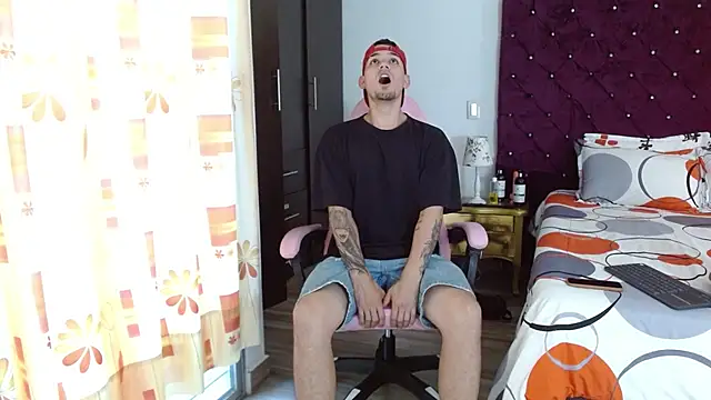 BooyHott  online show from October 24, 7:32 pm