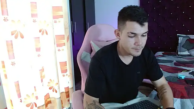 BooyHott  online show from November 21, 7:34 pm