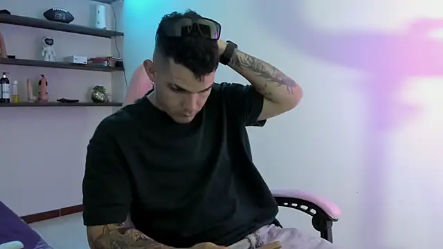 BooyHott  online show from December 19, 7:32 pm