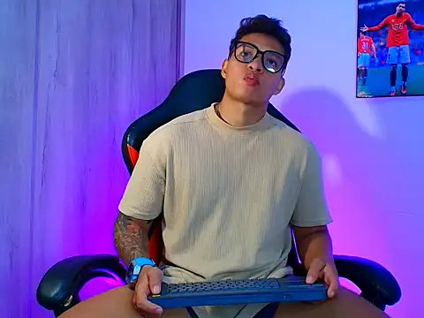 Snapshot of evan_greey chatting on October 10, 3:05 am evan greey online show from October 10, 3:05 am