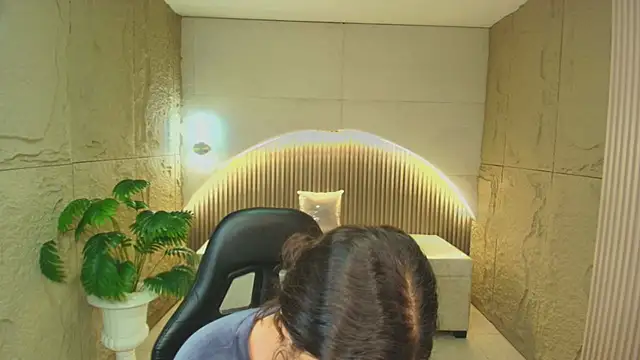 dany r  online show from December 18, 1:06 pm