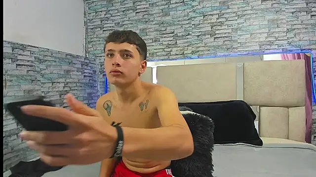 Snapshot of Julian_wolf18 chatting on November 6, 5:14 pm Julian wolf18 online show from November 6, 5:14 pm