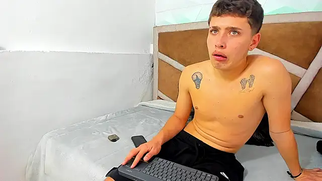 Snapshot of Julian_wolf18 chatting on November 8, 5:01 pm Julian wolf18 online show from November 8, 5:01 pm