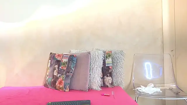 SaraGuzmann online show from March 4, 7:20 pm