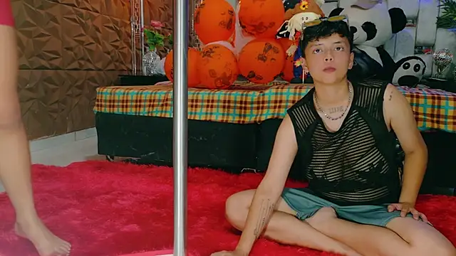 Snapshot of Twindesires chatting on October 29, 5:20 am Twindesires online show from October 29, 5:20 am