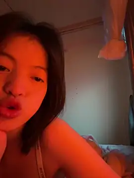 Snapshot of Tramy_xx chatting on April 2, 10:57 am Tramy xx online show from April 2, 10:57 am