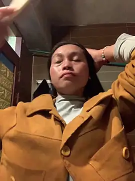 Snapshot of Halyy_xx chatting on February 19, 1:12 am Halyy xx online show from February 19, 1:12 am