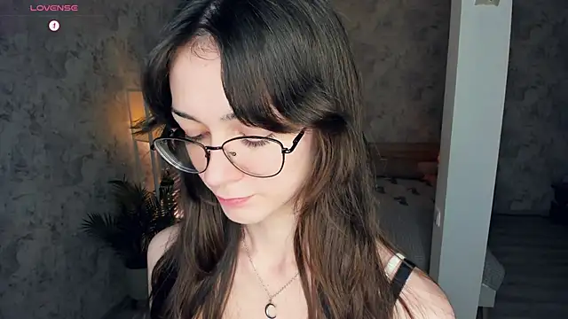 ReneeLippeatt online show from November 19, 7:47 pm