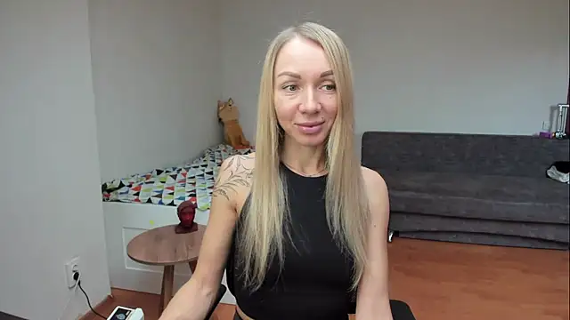 Snapshot of AlisiaCat chatting on April 22, 6:49 am AlisiaCat online show from April 22, 6:49 am