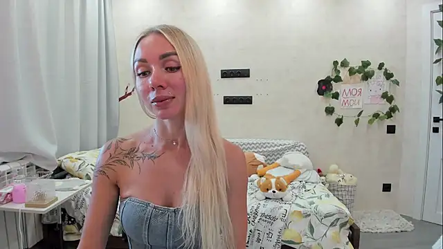 Snapshot of AlisiaCat chatting on July 18, 5:39 pm AlisiaCat online show from July 18, 5:39 pm