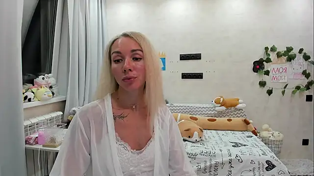 Snapshot of AlisiaCat chatting on July 19, 8:12 pm AlisiaCat online show from July 19, 8:12 pm