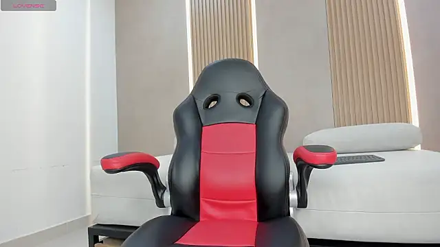 Snapshot of emily_kovac chatting on January 17, 11:15 am emily kovac online show from January 17, 11:15 am