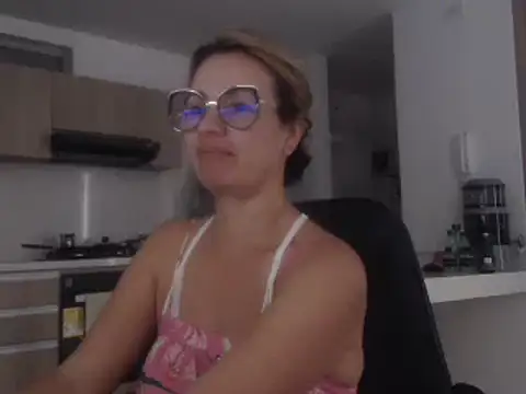 LovePaula online show from December 15, 8:47 pm