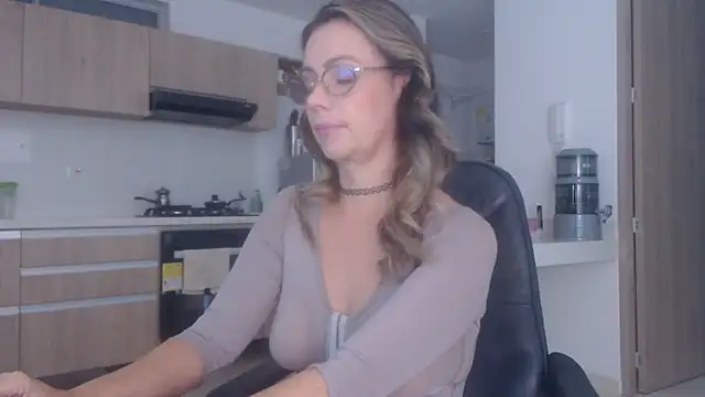 LovePaula online show from December 14, 11:37 am