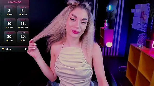Snapshot of Alice_Cutieee chatting on October 5, 3:43 pm Alice Cutieee online show from October 5, 3:43 pm