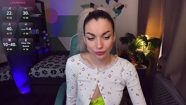 Snapshot of Alice_Cutieee chatting on October 6, 10:34 am Alice Cutieee online show from October 6, 10:34 am