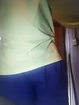 Snapshot of Blackveins32 chatting on January 12, 2:33 pm Blackveins32 online show from January 12, 2:33 pm