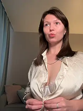 Snapshot of EllaCanny chatting on May 5, 3:47 am EllaCanny online show from May 5, 3:47 am