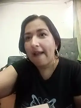 Snapshot of rossiteylor chatting on June 2, 6:43 pm rossiteylor online show from June 2, 6:43 pm