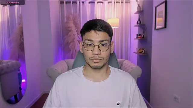 Snapshot of marcuswildx chatting on December 16, 10:15 pm marcuswildx online show from December 16, 10:15 pm