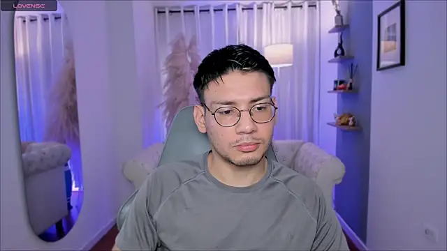 Snapshot of marcuswildx chatting on December 22, 5:10 pm marcuswildx online show from December 22, 5:10 pm