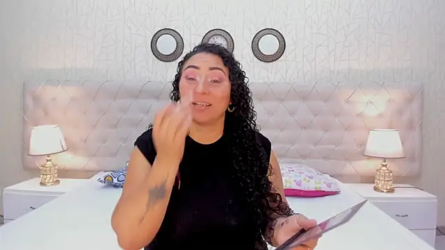 Snapshot of VaniaRose chatting on November 8, 1:55 pm VaniaRose online show from November 8, 1:55 pm