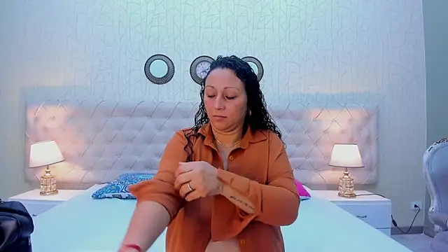 Snapshot of VaniaRose chatting on November 13, 1:10 pm VaniaRose online show from November 13, 1:10 pm