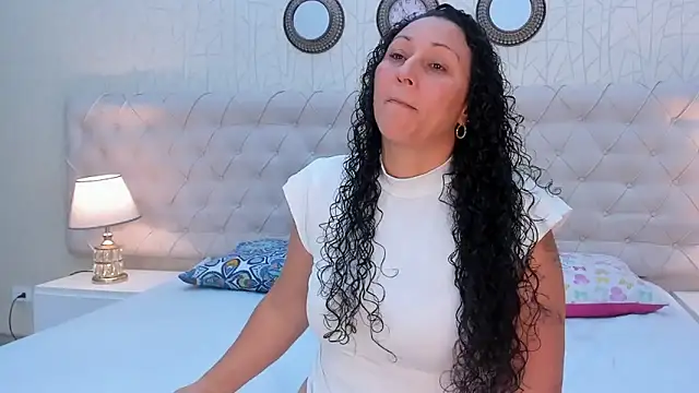 Snapshot of VaniaRose chatting on November 22, 1:10 pm VaniaRose online show from November 22, 1:10 pm